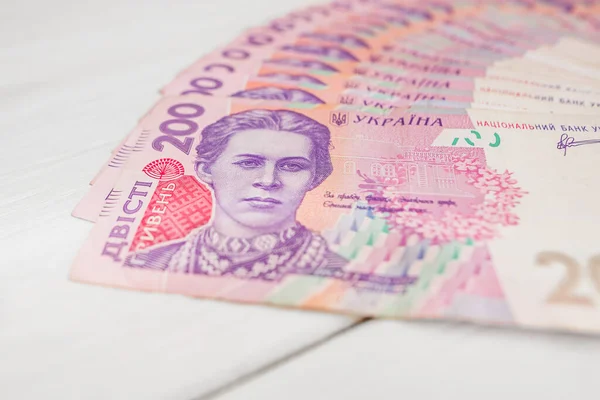 Ahşap bir arka planda Ukrayna 200 Hryvnia 'sı.