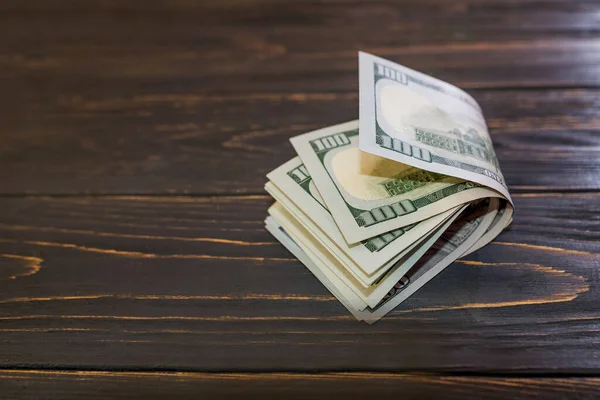 Tahta Arka Planda 100 Dolarlık Banknotlar Yakın Plan — Stok fotoğraf