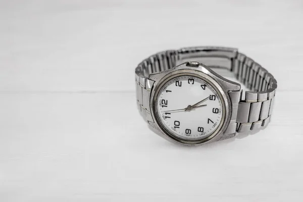 Reloj Pulsera Para Hombre Sobre Fondo Blanco Madera Imagen Blanco — Foto de Stock