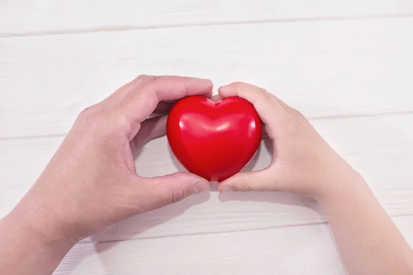 Дитячі Мамині Руки Тримають Червоне Серце Серцеве Страхування Донорство Органів — стокове фото