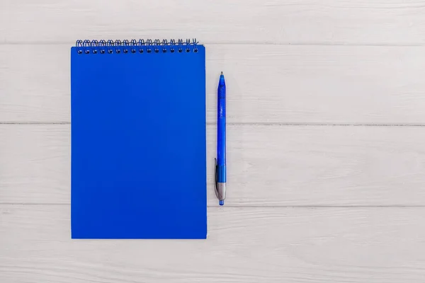 Blue Notepad Blue Pen White Wooden Background Copy Space Place — Stockfoto