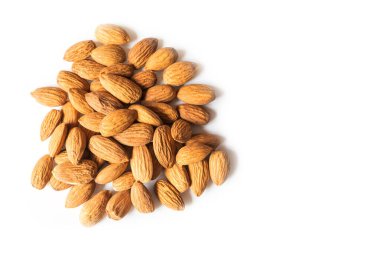 Beyaz arka planda bir yığın badem. Uzayı kopyala Yukarıdan görüntüle.