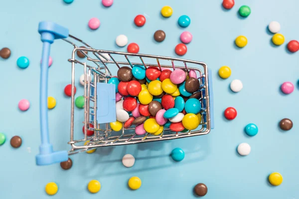 Balas Coloridas Redondas Carrinho Compras Brinquedo Azul Vista Cima Conceito — Fotografia de Stock