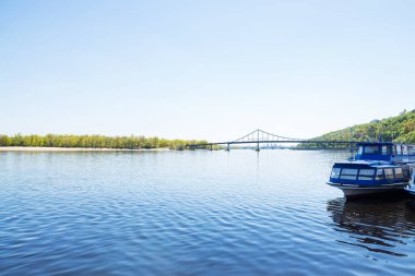 Kiev şehrindeki Dinyeper nehri, bir köprü ve buharlı bir iskele. ..