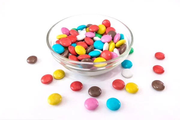 白色底座上盘子里的圆形彩色糖果 后续行动 — 图库照片
