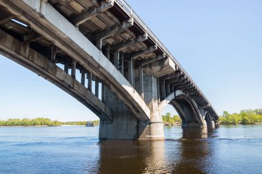 Ukrayna 'nın Kiev kentindeki Dinyeper Nehri üzerinde büyük bir köprü..