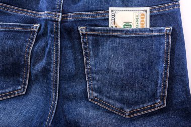 Kot pantolonun cebinde 100 dolar. Yakın plan..