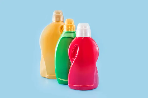 Waschmittelflaschen Auf Blauem Hintergrund Flüssigwaschmittel Für Wäsche Farbigen Behältern — Stockfoto