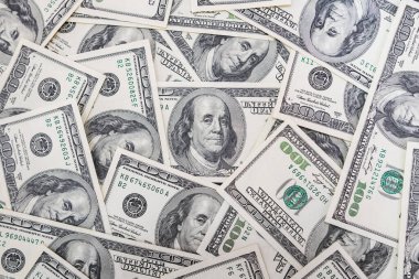 100 Amerikan Doları 'ndan oluşan bir grup fon dokusu üst görünümü banknotları