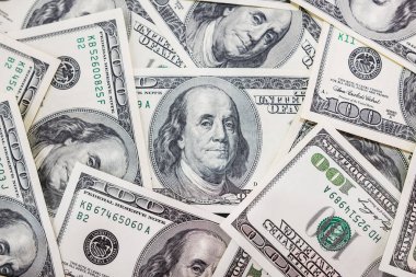 100 Amerikan Doları 'ndan oluşan bir grup fon dokusu üst görünümü banknotları