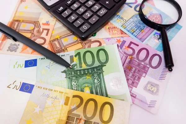 Различные Банкноты Евро Калькулятор Увеличитель Ручка Финансовая Концепция — стоковое фото