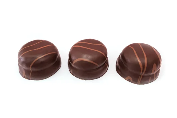 Tres Caramelos Chocolate Aislados Sobre Fondo Blanco Primer Plano — Foto de Stock