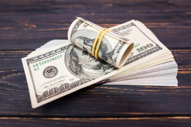 Tahta tahtalara dolar istiflemek. Yakın plan. Çok para. Mali konsept.