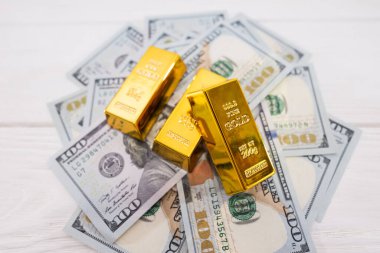 Altın külçeleri ve dolarlar. Zenginlik kavramı.