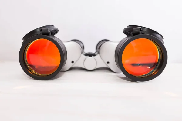白色带橙色镜片的双筒望远镜 — 图库照片