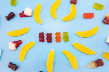 mavi arka planda çok renkli jöle şekerlemeleri