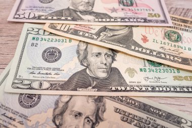 Ahşap arka planda farklı paralar. Yakın plan..