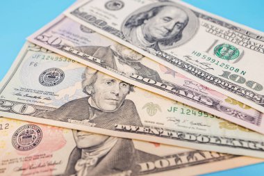 mavi arka planda farklı dolar. Yakın plan..