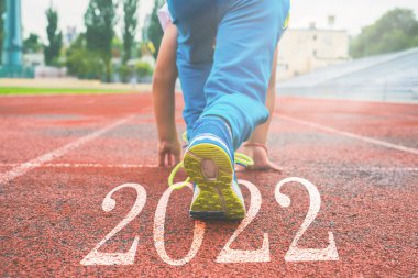 Başlangıçta bacaklarınızı spor ayakkabılarla kapatın. Yeni 2022 'nin başında ve başında gelecek yıl için hedefler ve planlar