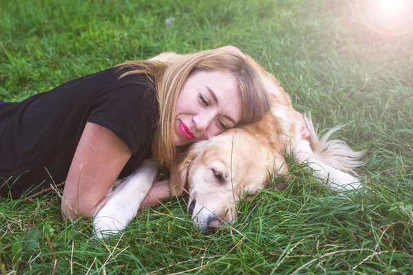 Young Blonde Woman Lies Grass Her Dog Dog Breed Retriever — Stock Photo, Image