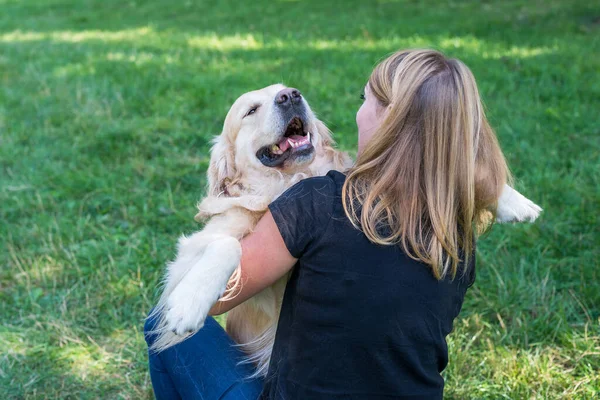Jovem Loira Abraça Seu Cachorro Cão Raça Retriever Com Uma — Fotografia de Stock