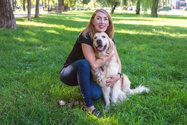 Молодая Блондинка Обнимает Свою Собаку Породы Собак Ретривер Девушкой Парке — стоковое фото