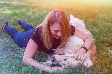 Kadın köpeğiyle dışarıda oynuyor..