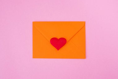 Pembe arka planda kırmızı kalp ve zarf