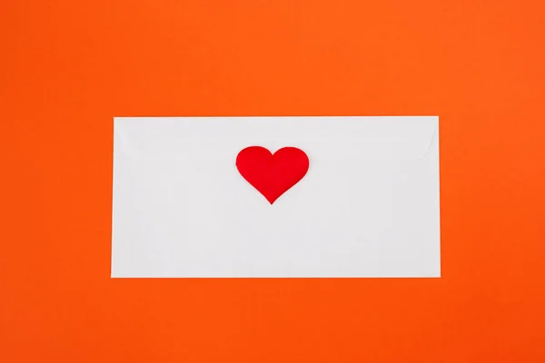 White Envelope Red Heart Orange Background View Flat Lay — Stock Photo, Image