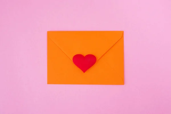 Red Heart Envelope Pink Background — Stock Photo, Image