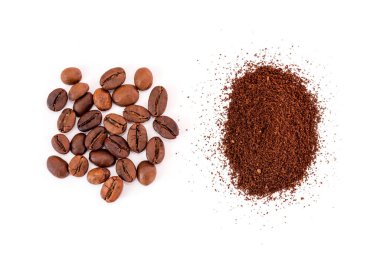 Beyaz arka planda kahve ve kahve çekirdekleri. Yukarıdan bak. İki çeşit kahve..