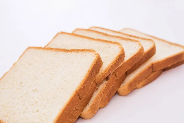 白色背景上的白色面包片 烤面包 — 图库照片