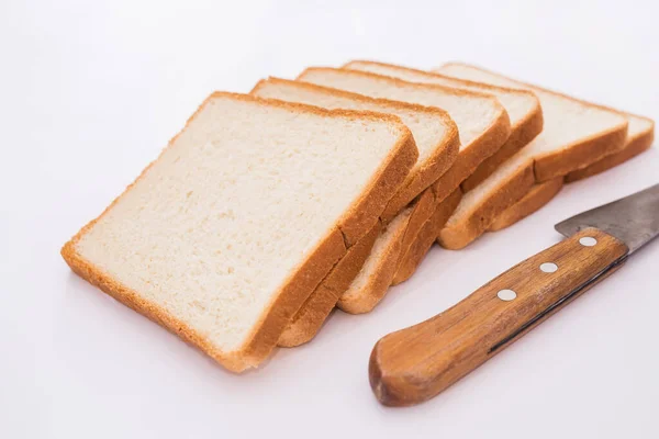 Weiße Brotscheiben Und Ein Messer Auf Weißem Hintergrund Toastbrot — Stockfoto