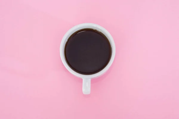 Kopje Zwarte Koffie Een Roze Achtergrond Uitzicht Van Bovenaf — Stockfoto