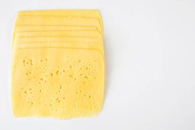 Peynir dilimleri, beyaz arkaplanda izole edilmiş, kırpma yolu.