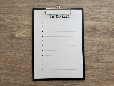 Ahşap Masa Düzleminde Ofis Malzemeleriyle Yapılacaklar Listesi