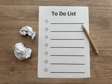 Ahşap Masa Düzleminde Ofis Malzemeleriyle Yapılacaklar Listesi