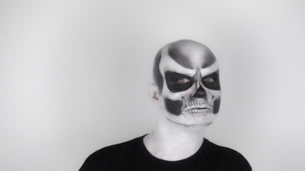 Человек Ужасном Хэллоуинском Скелете Танцует Грим Снимая Студии Серый Фон — стоковое видео