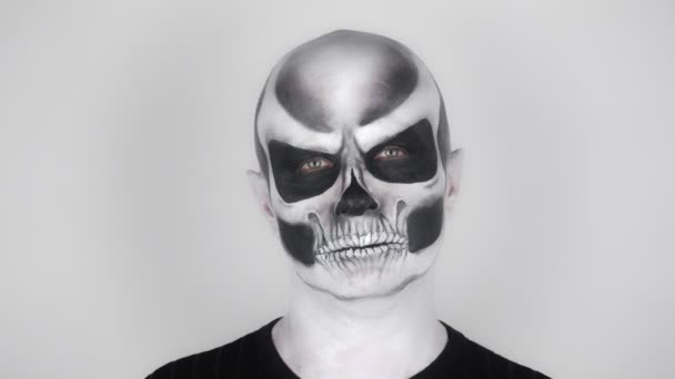 Man Skelett Make För Halloween Leenden Vid Kameran Skjuter Studion — Stockvideo