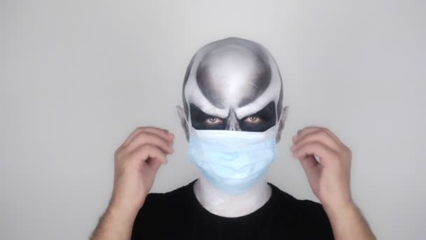 Man Met Afschuwelijke Halloween Skelet Make Verwijdert Gooit Medische Masker — Stockvideo