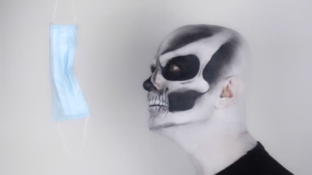 Mand Forfærdelige Halloween Skelet Makeup Ser Medicinsk Maske Overraskelse Udbytte – Stock-video