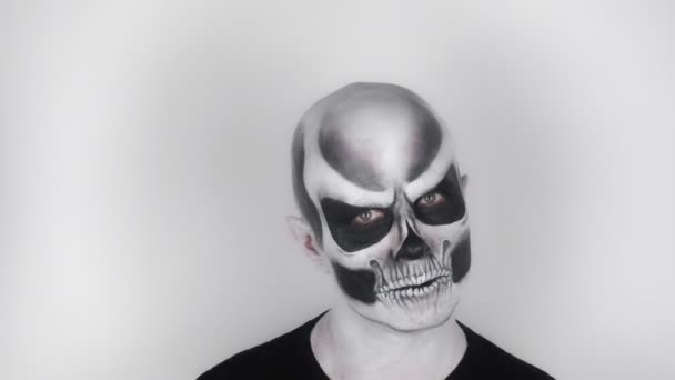 Ein Mann Schrecklichem Halloween Skelett Make Blickt Die Kamera Und — Stockvideo