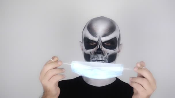 Muž Příšerném Halloween Kostra Make Dívá Lékařské Masky Překvapení Covid19 — Stock video