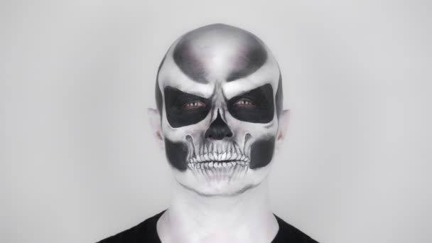 Man Het Vreselijke Halloween Skelet Make Knipoogt Grijnst Schieten Studio — Stockvideo