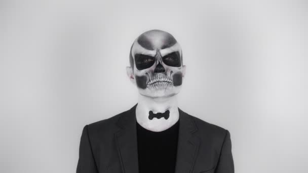 Homem Esqueleto Halloween Terno Negócios Endireita Empate Arco Desenhado Filmar — Vídeo de Stock
