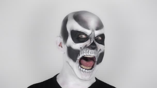 Человек Ужасном Макияже Хэллоуин Пытается Напугать Съемки Студии Серый Фон — стоковое видео