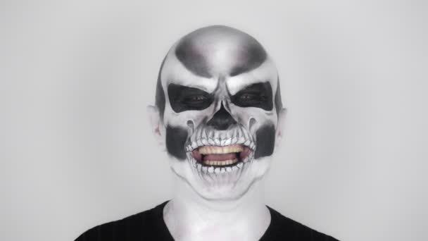 Vrolijke Grappige Man Skelet Make Voor Halloween Glimlacht Naar Camera — Stockvideo