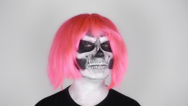 Alegre Hombre Divertido Esqueleto Halloween Maquillaje Peluca Rosa Ostenta Delante — Vídeos de Stock