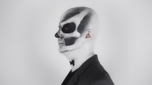 Halloween Skelett Man Kostym Vänder Och Rätar Dragna Fluga Skjuter — Stockvideo