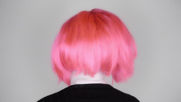 화장을 남자가 분홍색 가발을 방향을 바꾸어 카메라 앞에서 연기를 스튜디오에서 — 비디오